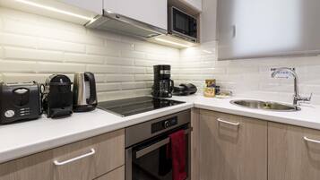 Appartement Exclusif, 4 chambres, non-fumeurs, patio | Cuisine privée | Réfrigérateur, micro-ondes, four, plaque de cuisson