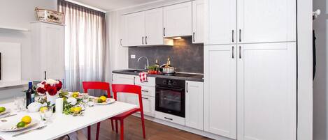 Fridge, microwave, stovetop, dishwasher