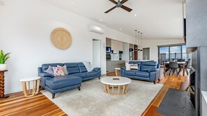 Smart TV, fireplace