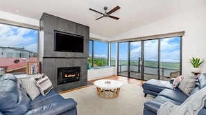 Smart TV, fireplace