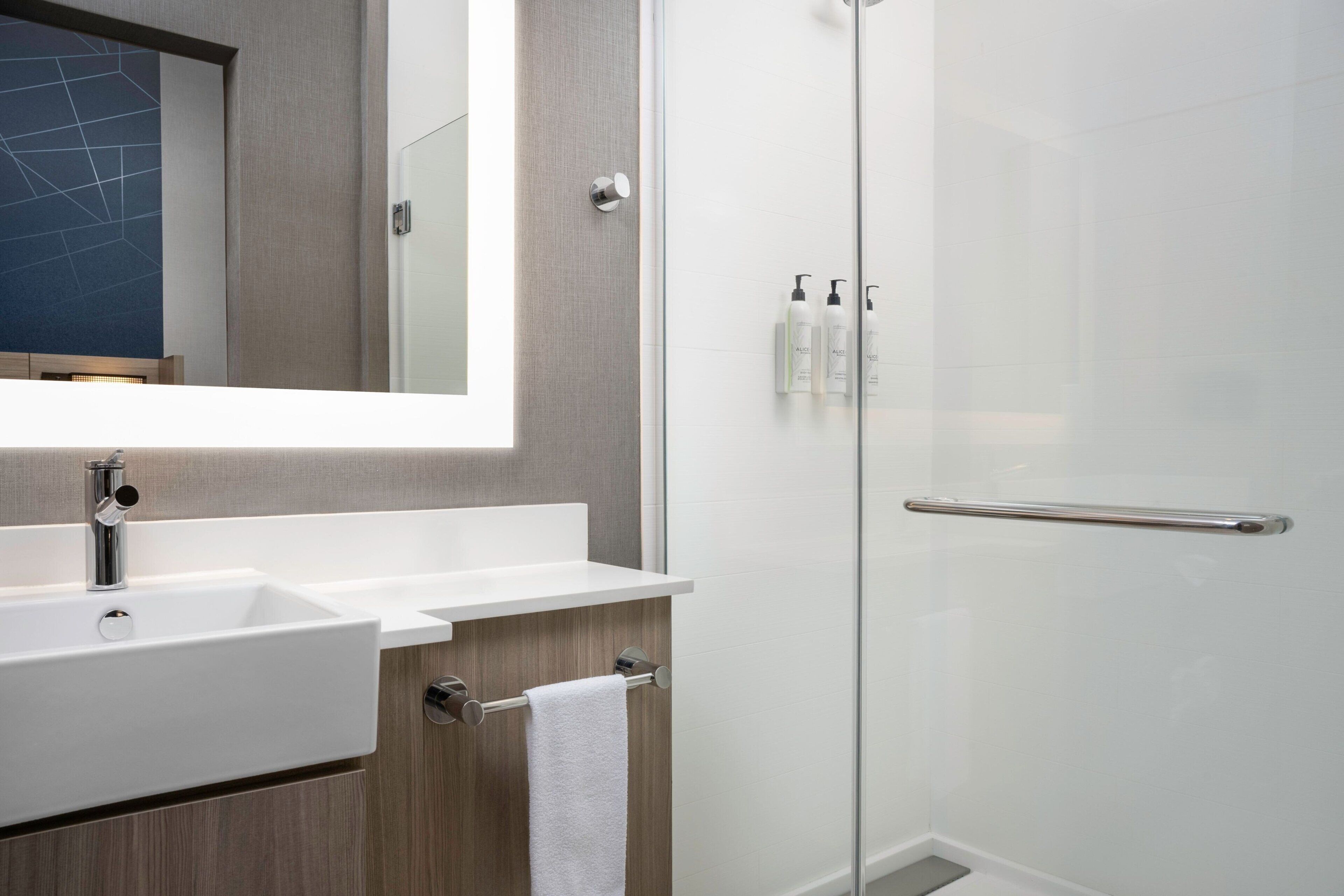 shower, free toiletries