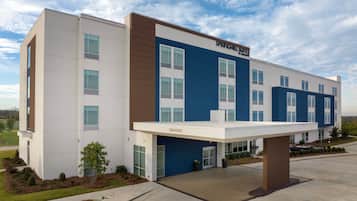 Welcome to Springhill Suites, featuring a modern exterior with a flat roof and symmetrical facade.