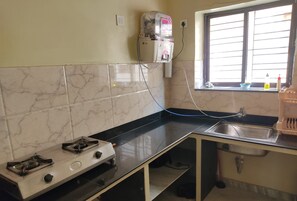 Réfrigérateur, four à micro-ondes, bouilloire électrique, grille-pain