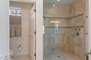 Shower, hair dryer, shampoo - Walk Everywhere, Inviting Patio, Hot Tub (Santa Fe)