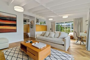 TV, Netflix, streaming services, offices - Central Lake Views | Habeke K | Walk to town (Queenstown)