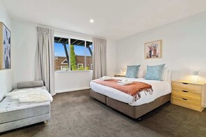 3 bedrooms, iron/ironing board, WiFi - Central Lake Views  Habeke K (Queenstown)