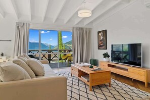 TV, Netflix, streaming services, offices - Central Lake Views  Habeke K (Queenstown)