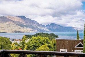 Property grounds - Central Lake Views  Habeke K (Queenstown)