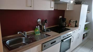 Coffee/tea maker, fridge, microwave, oven