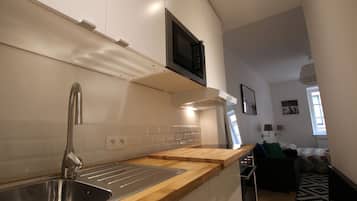 Kühlschrank, Mikrowelle, Ofen, Wasserkocher mit Kaffee-/Teezubehör