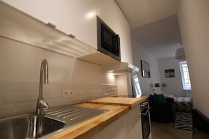 Fridge, microwave, oven, coffee/tea maker