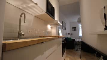 Kühlschrank, Mikrowelle, Ofen, Wasserkocher mit Kaffee-/Teezubehör