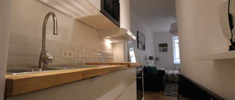 Fridge, microwave, oven, coffee/tea maker