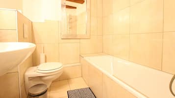 Bathtub, towels