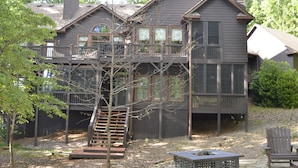 A two-story house with a balcony and a wooden deck. - Luxury Home Big Canoe Near Main Gate (Jasper)