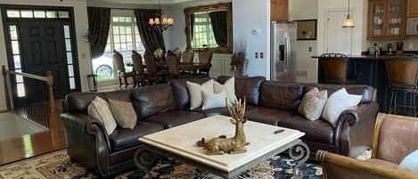 Een smart-tv, een open haard, boeken en een printer