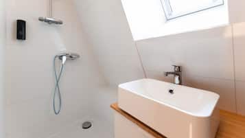 Een douche, een haardroger, handdoeken