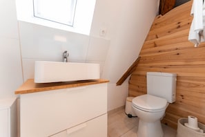 Douche, séchoir à cheveux, serviettes fournies
