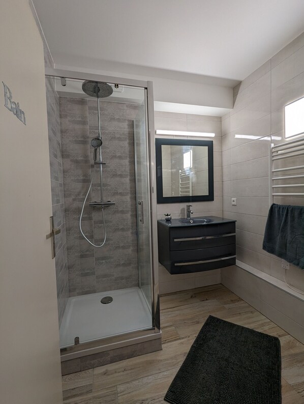 Een douche, een haardroger, handdoeken