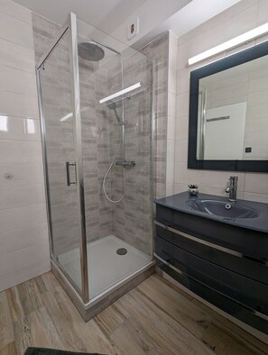 Een douche, een haardroger, handdoeken