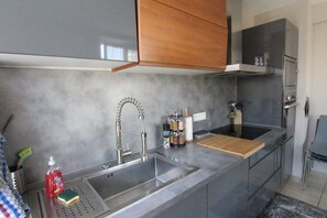 Réfrigérateur, micro-ondes, four, plaque de cuisson