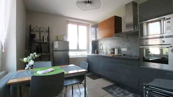 Coffee/tea maker, fridge, microwave, oven