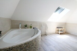 Baignoire, sèche-cheveux, serviettes fournies