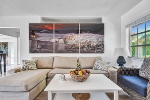 TV - Beach House - Heated Pool - Waterfront - Steps to the Beach (Pompano Beach)