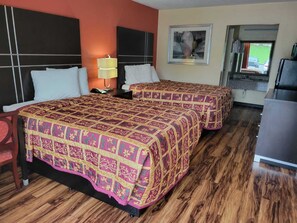 办公桌、笔记本电脑工作区、免费 WiFi