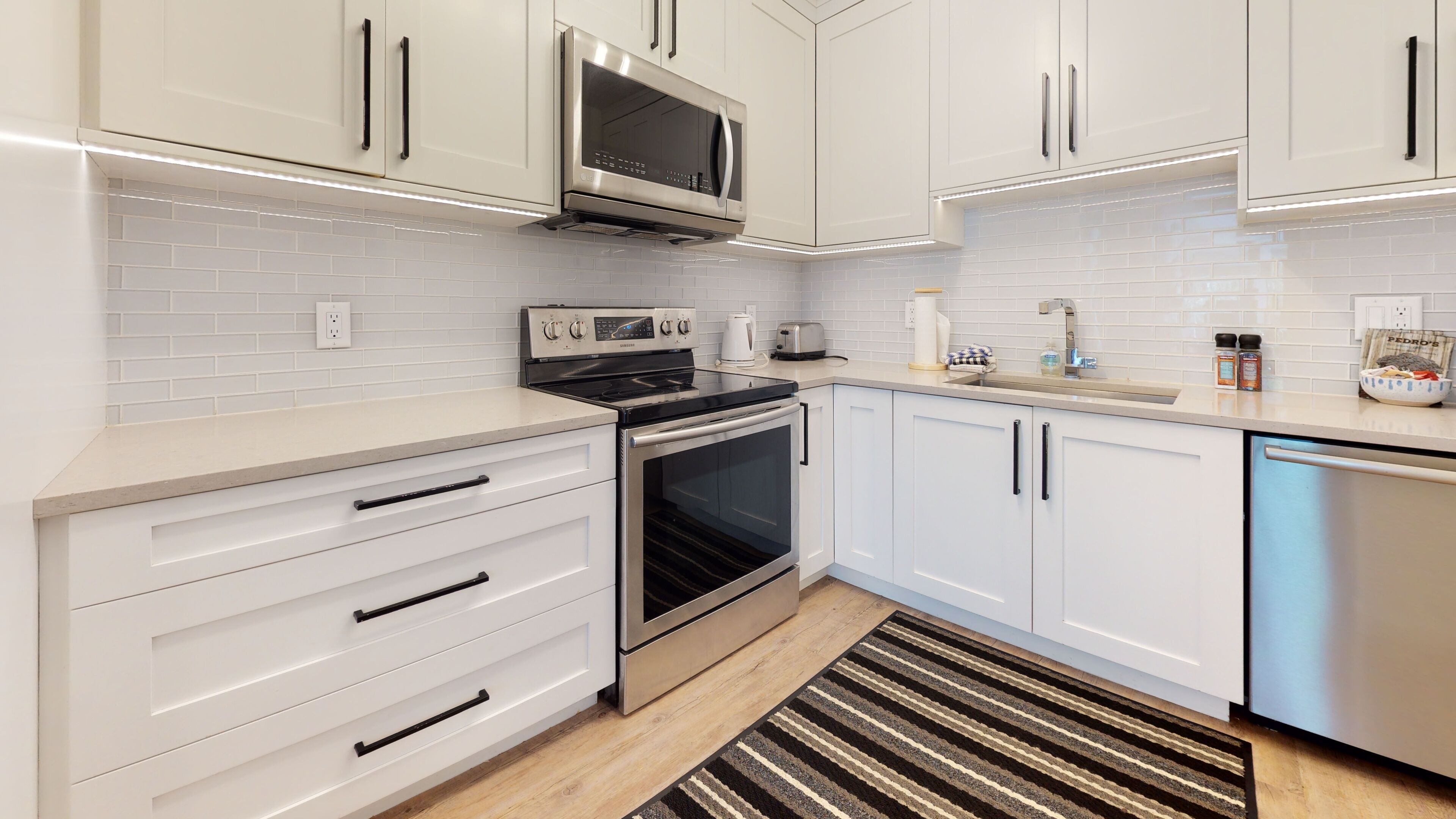 Kjøleskap, mikrobølgeovn, ovn og kokeplater