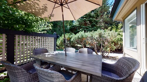 Lovely, 2 bedroom / 2 bathroom, Villas Foxglove townhome short walk to the slope