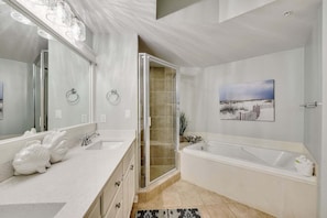 Combined shower/tub, hair dryer, towels - 🌊Ground Floor | Beach Front | Upscale + Disc. Beach Service-Beach Blessing🌊 (Destin)