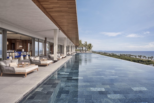 5 outdoor pools, free cabanas, pool umbrellas