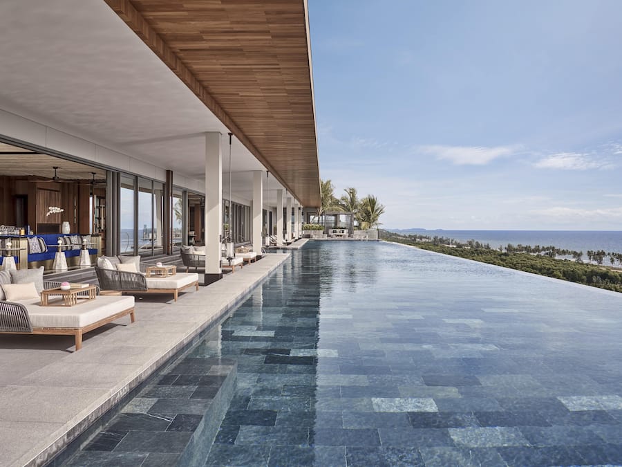 5 outdoor pools, free cabanas, pool umbrellas