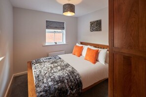 2 slaapkamers, een strijkplank/strijkijzer, gratis wifi, beddengoed