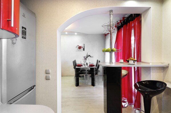 Comfort Apartment | Private kitchen | Full-sized fridge, microwave, stovetop, griddle - PaulMarie Apartments on Chkalova (Vitebsk)