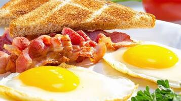 Desayuno continental (EUR 10 por persona)