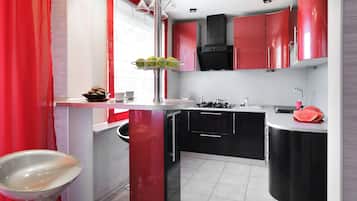 Comfort Apartment | Private kitchen | Full-sized fridge, microwave, stovetop, griddle