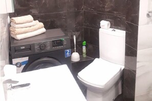 Ducha, artículos de tocador gratuitos, secador de pelo, toallas