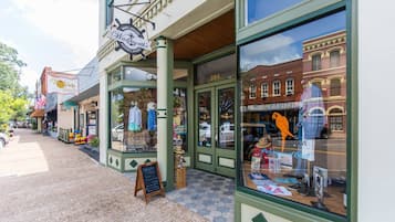 Une devanture de magasin avec une enseigne indiquant « Wadsworth's Men's Apparel » et « Olive & Olive ».