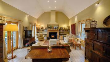 Fernseher, Kamin, DVD-Player, Tischtennisplatte