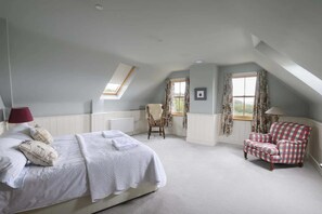 4 habitaciones, tabla de planchar con plancha, wifi y ropa de cama 