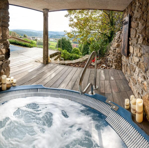 Outdoor spa tub