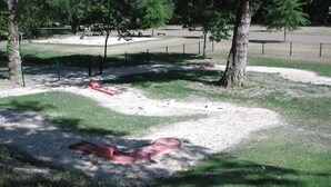 A park with trees, a playground, and a gravel path. - -- Diligence -- (Aire-sur-l'Adour)