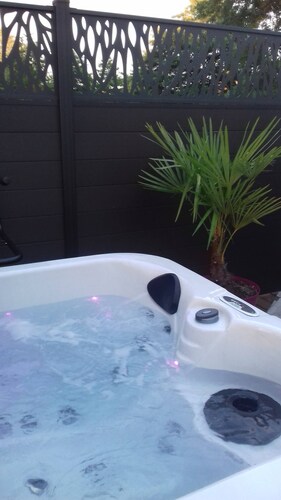 La bulle d'Aire, private Jacuzzi on the terrace