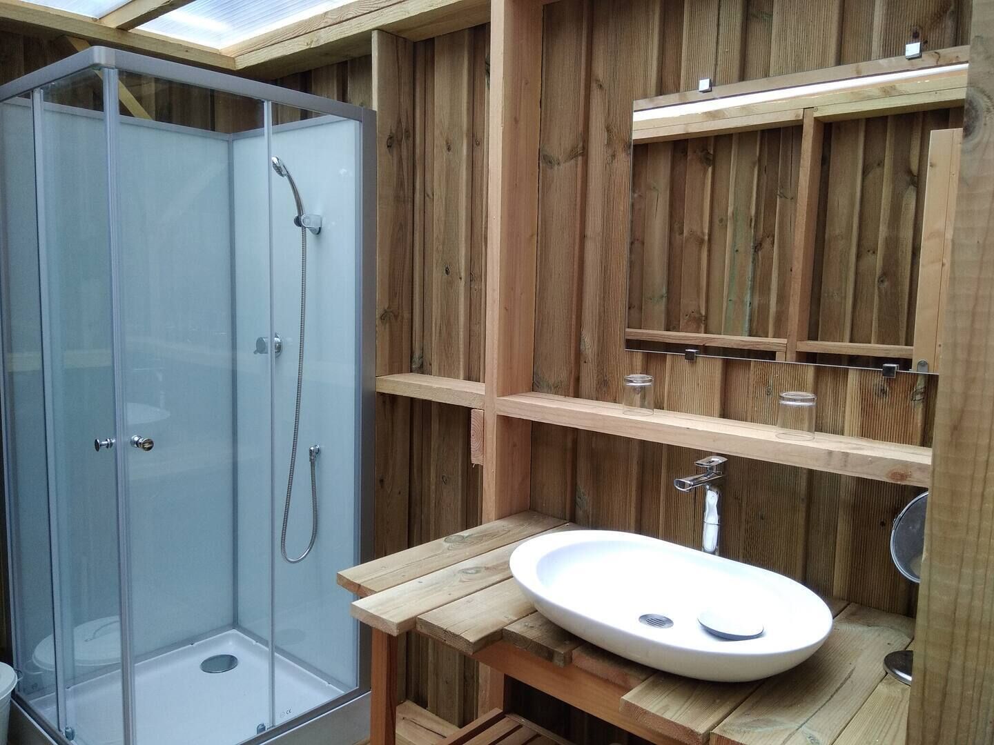 Baignoire, sèche-cheveux, serviettes fournies, savon