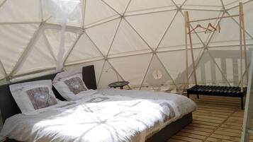 1 bedroom, bed sheets