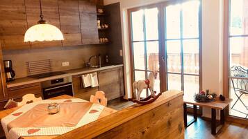 Fridge, oven, stovetop, dishwasher