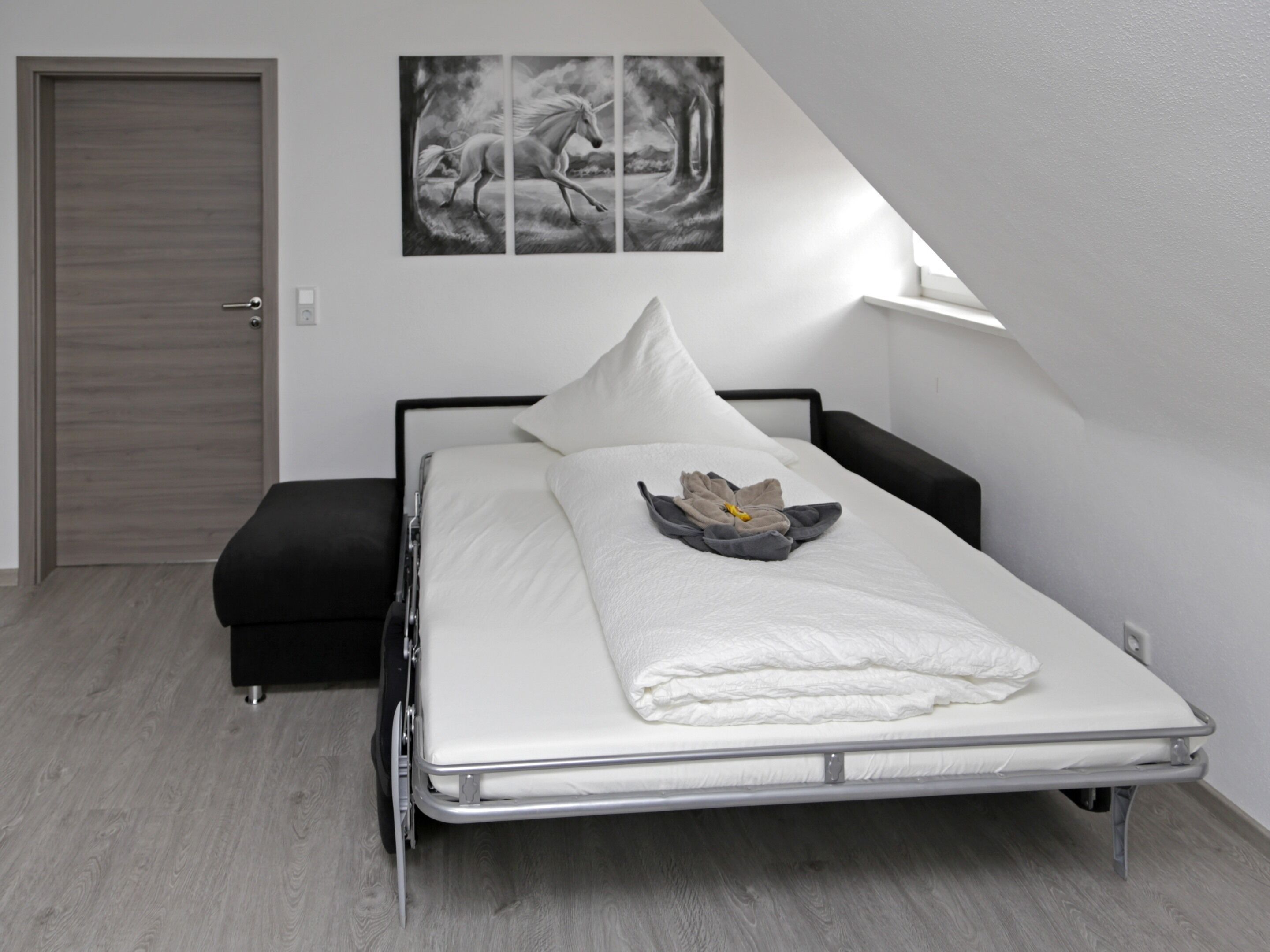Einhorn - Bett Ausziehcouch im Wohnzimmer (in Einstein-Wohnung identisch)
