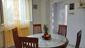 Apartment (Two Bedroom Apartment with Terrace(A1) | Ruang makan